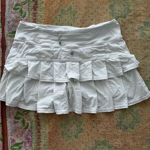 Lululemon tennis skirt 6 reg. No stains or holes! Great condition.